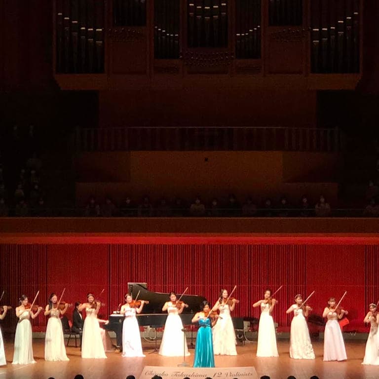 女性バイオリニストたちの演奏